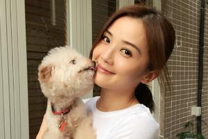 蔡卓妍出道15年 亲吻爱犬卖萌仍如少女