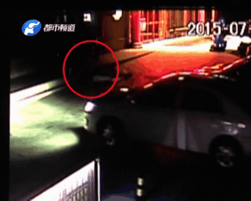 肇事车轧住人后,司机根本没有下车