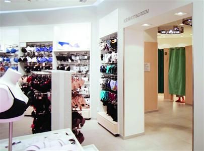 近铁城广场H&M店内,可以在外面轻易看到试衣间内是否有人。/晨报记者 张佳琪