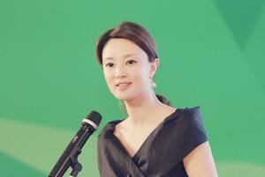 联合国土地生命奖揭晓 主持人刘芳菲开奖