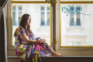 《巴黎假期》上映 胡静长裙卷发法式风情