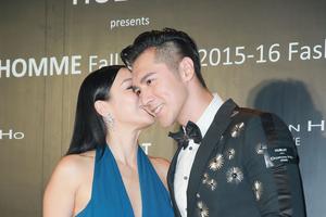 钟丽缇张伦硕当众亲吻 享受现状避谈结婚