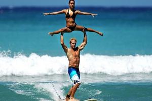 美双人冲浪结合体操 高难度托举令人叫绝