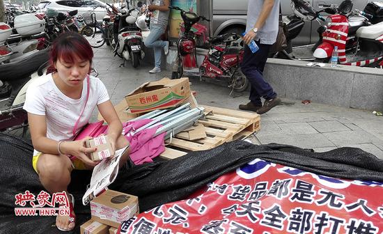 郑州街头叫卖快递件，每件20元。