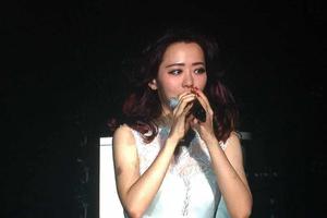 张靓颖摔下舞台返场不坐椅子 坚持站着唱