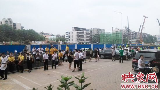 火灾发生后,上百名群众从丰业广场内逃出,聚集在门口。