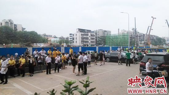 火灾发生后，上百名群众从丰业广场内逃出，聚集在门口