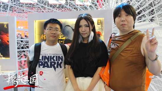 玩家与ShowGirl合影，右边那位大叔，你造型太拉风了啦
