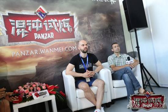 俄罗斯PANZAR工作室COO Viacheslav Dubikovskiy（右）与游戏的主策划Dmitriy Morozov（左）