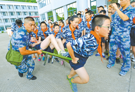 东海少年军校夏令营小特种兵进行实操汇报表演