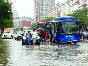 淮安暴雨来袭 个别路段积水超过30厘米