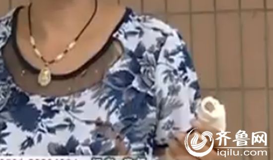 程大姐衣服被撕破了，手指也被對方咬傷了。（視頻截圖）