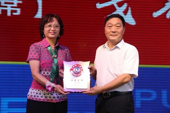 中国狮子联会会长尤红与陕西省民政厅副厅长戈养年