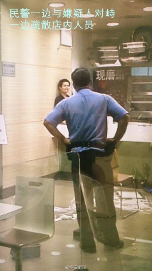 民警一邊與嫌疑人對峙，一邊疏散店內(nèi)顧客。