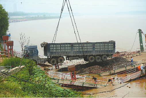 河南掛車壓塌濟南濼口浮橋 管理人員稱溜車所致