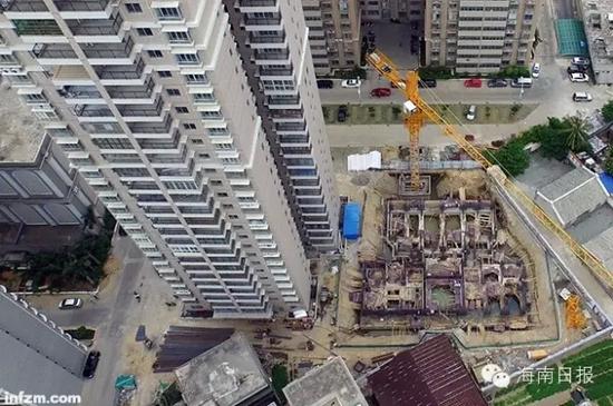校园内正在违建的安置房,紧邻另一栋违章建筑。