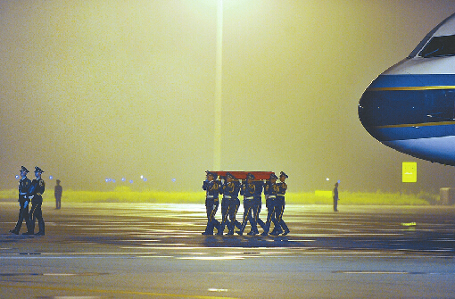 1日20時10分許，遙墻國際機場，在禮兵的護送下，覆蓋著國旗的烈士靈柩被緩緩抬下飛機。記者郭堯攝