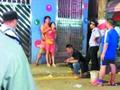 男子手持匕首劫持前妻,情绪激动。信息时报记者 罗阳辉 翻拍