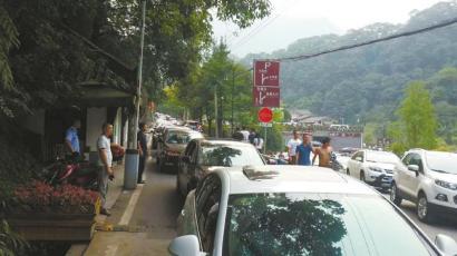 8月1日,青城后山车辆拥堵。