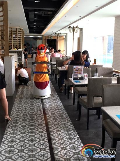 日前,机器人服务员在海口市海秀东路一家香港茶餐厅上岗,能说话、会传菜,还会卖萌。南海网记者 李晓梅 摄