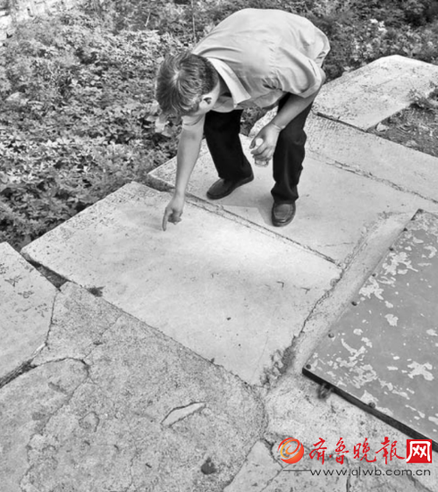 王仕枝指著殘存的墓碑,介紹陵園當年的情況。