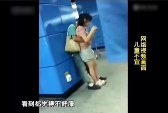 情侣广州地铁站大尺度亲密视频网络疯传 市民觉尴尬
