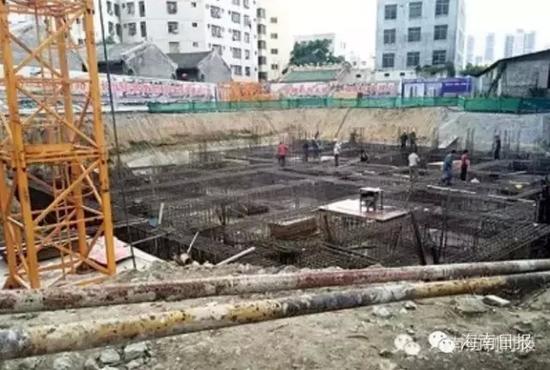 内安置房建设工地,建筑工人正在忙于施工。记者王慧摄