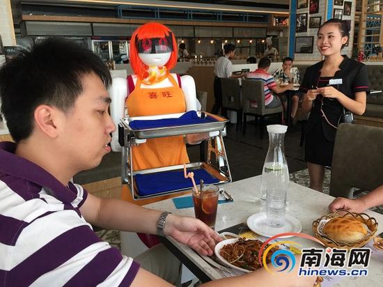 日前,机器人服务员在海口市海秀东路一家香港茶餐厅上岗,能说话、会传菜,还会卖萌。南海网记者 李晓梅 摄