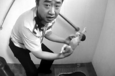 民警从便池中救出婴儿。