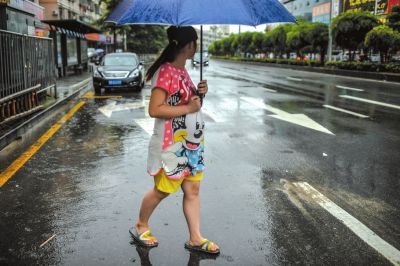 7月24日，深圳雨天。路面上的各种标示箭头，仿佛在为思思指引方向。今后该何去何从，她并没有想太清楚。