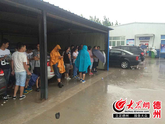 驾考科目三学院在雨中候考