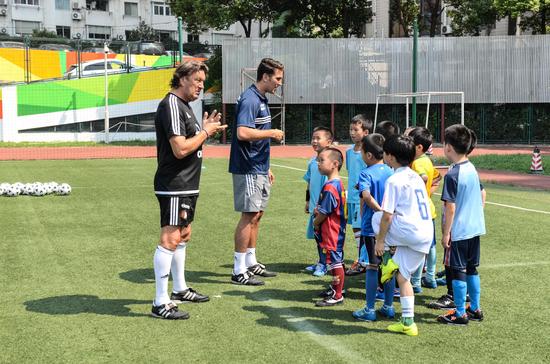 荷兰荷甲费耶诺德青训总监抵沪助推娃娃足球上