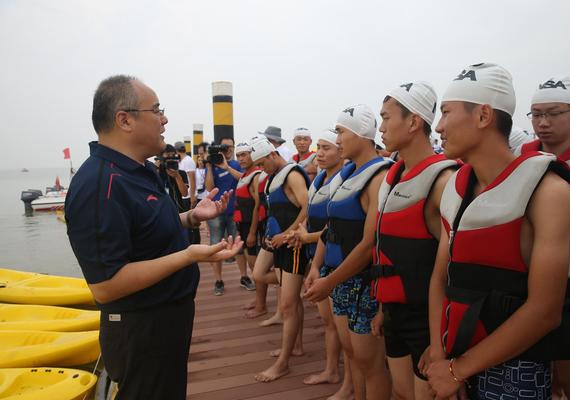 张健博士在为参赛青少年做赛前指导。
