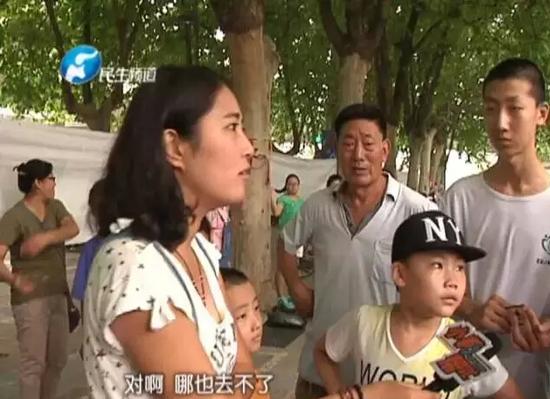 記者趕到現(xiàn)場(chǎng)了解情況，導(dǎo)游態(tài)度強(qiáng)硬，拒絕說(shuō)明情況。