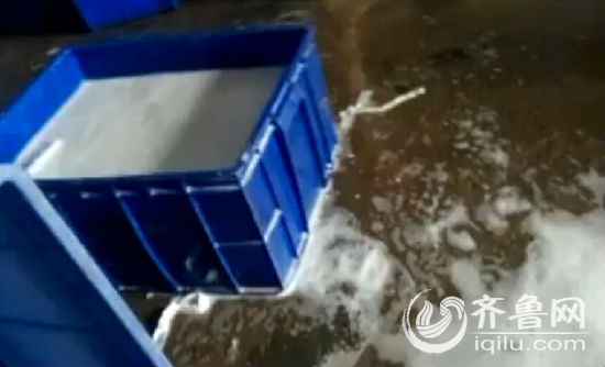 餐具廠內污水橫流。(視頻截圖)