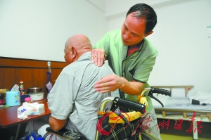 老太疑心老头对保姆有意思 月薪5000元难寻心