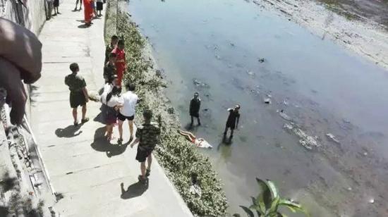 宜宾一男子游泳溺亡 消防官兵放干河水搜寻遗