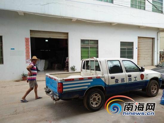 8月3日中午,海口市工商部门在城西镇高坡村一床上用品店的仓库内,查获一批涉嫌为三无产品的床上用品,其中包括13件疑为黑心棉制作的“高级线绒棉胎””。(南海网记者姜飞摄)