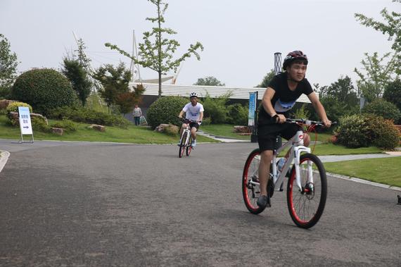 自行车比赛在湖滨公园中进行。