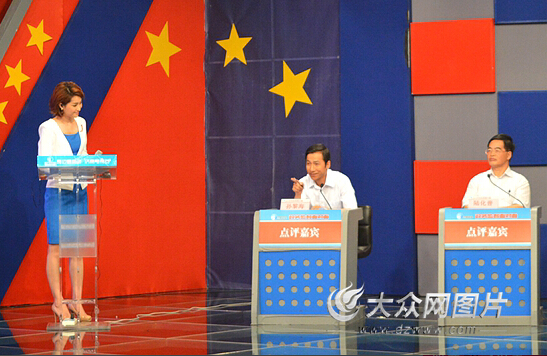 全國暢通工程專家組副組長、清華大學交通研究所所長陸化普教授（右1）與山東省委黨校副校長孫黎海現場點評5部門負責人發言。