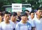 　市民自发来到粟山殡仪馆与英雄告别