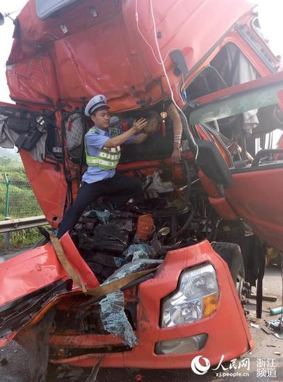 绍兴交警托举伤员数小时 流浪汉捡到钱包上交