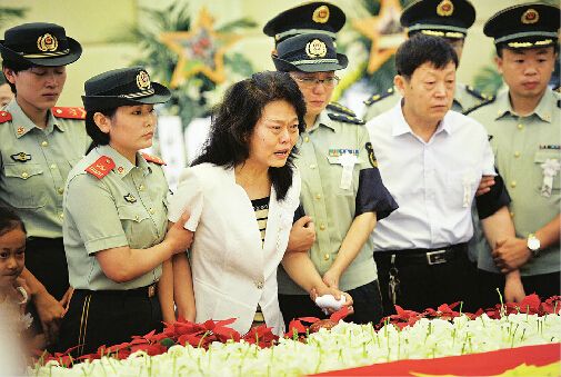 8月2日，烈士张楠的父母在粟山殡仪馆送他最后一程。