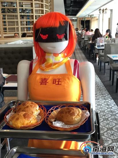 日前,机器人服务员在海口市海秀东路一家香港茶餐厅上岗,能说话、会传菜,还会卖萌。南海网记者 李晓梅 摄