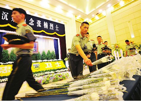 参加告别仪式的人员肃立默哀武警官兵依次进入大厅，与张楠烈士作最后的送别。