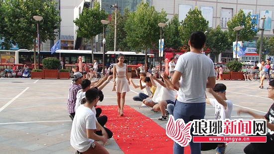 女孩“快閃求婚”現(xiàn)場。