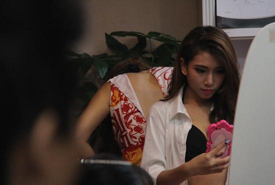 选秀活动更衣室房门大开 女模特们春光尽泄