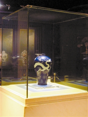 扬州博物馆展出的元代霁蓝釉白龙纹梅瓶