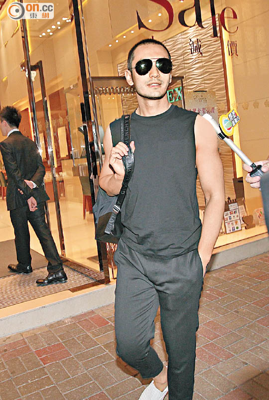 离开时，黄晓明戴着墨镜及脱掉外套露出麒麟臂。
