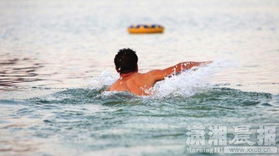 在梅溪湖游泳的市民。组图/潇湘晨报记者 朱辉峰